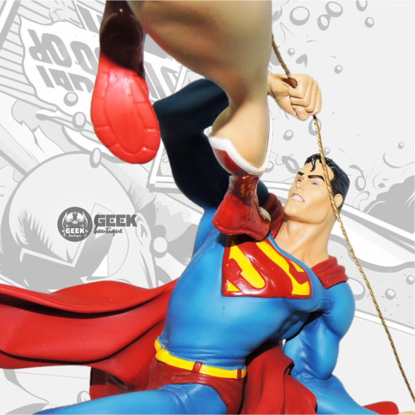 DC™ Limited Edition Superman vs Wonder Woman Statue