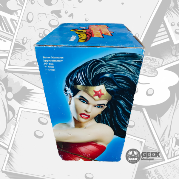 DC™ Limited Edition Superman vs Wonder Woman Statue - Image 8